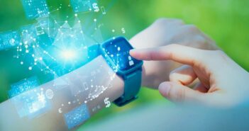 Smart Watch: Innovation am Handgelenk im IoT-Zeitalter (Foto: AdobeStock 643487239 metamorworks)